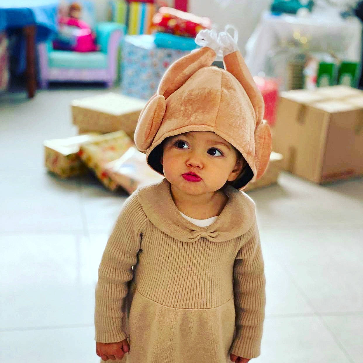 Mya a rejoint le concours — aidez-le/la à gagner de superbes lots ! baby, baby_toddler_clothing, cap, child, collar, fashion_accessory, flooring, happy, headwear, knit_cap, outerwear, pattern, peach, person, room, sitting, skin, sleeve, smile, street_fashion