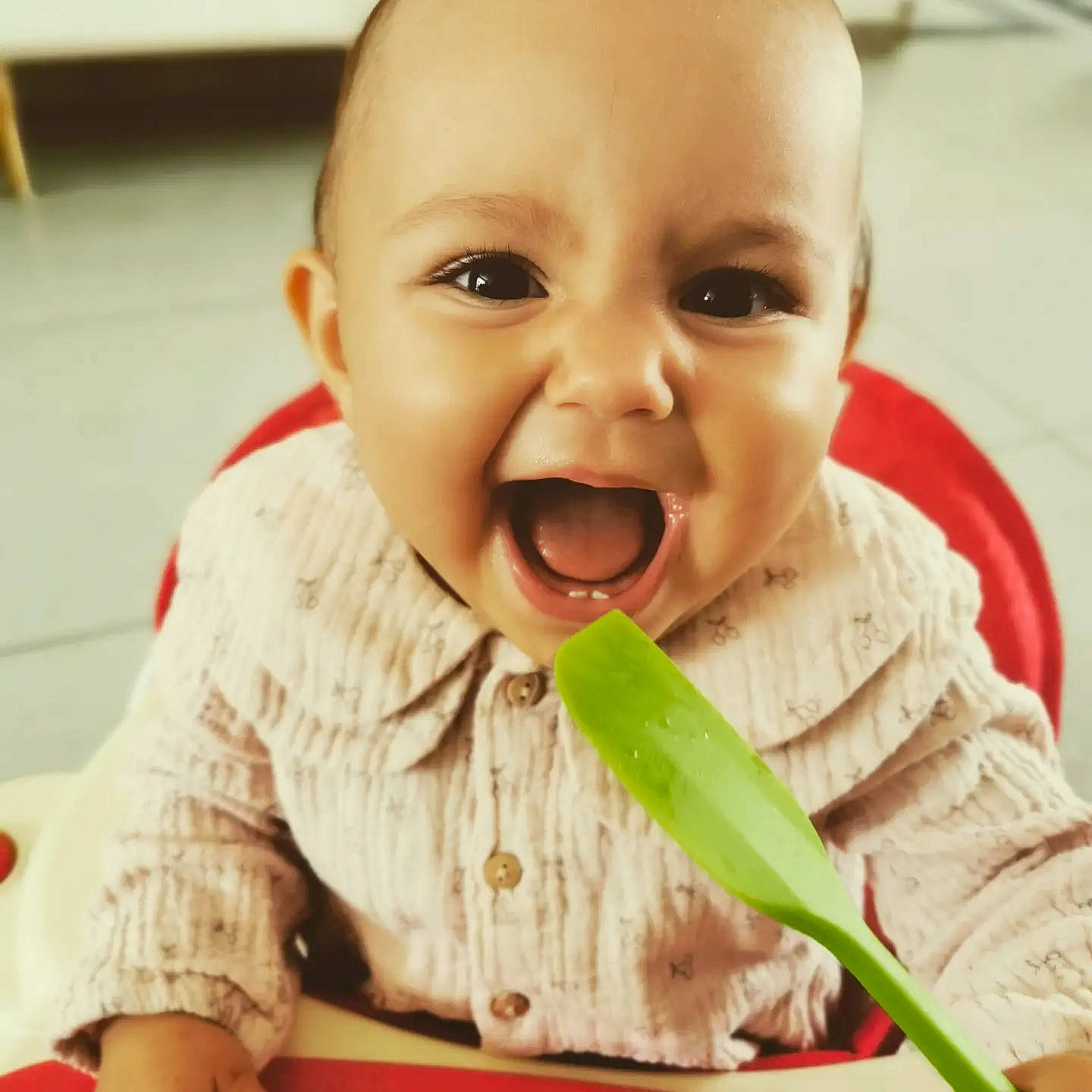 Mya participe au concours pour gagner de l'argent avec cette photo : baby, baby_toddler_clothing, cheek, child, comfort_food, eating, food, food_craving, fun, happy, head, laugh, mouth, nose, person, play, sleeve, smile, sweetness, tableware