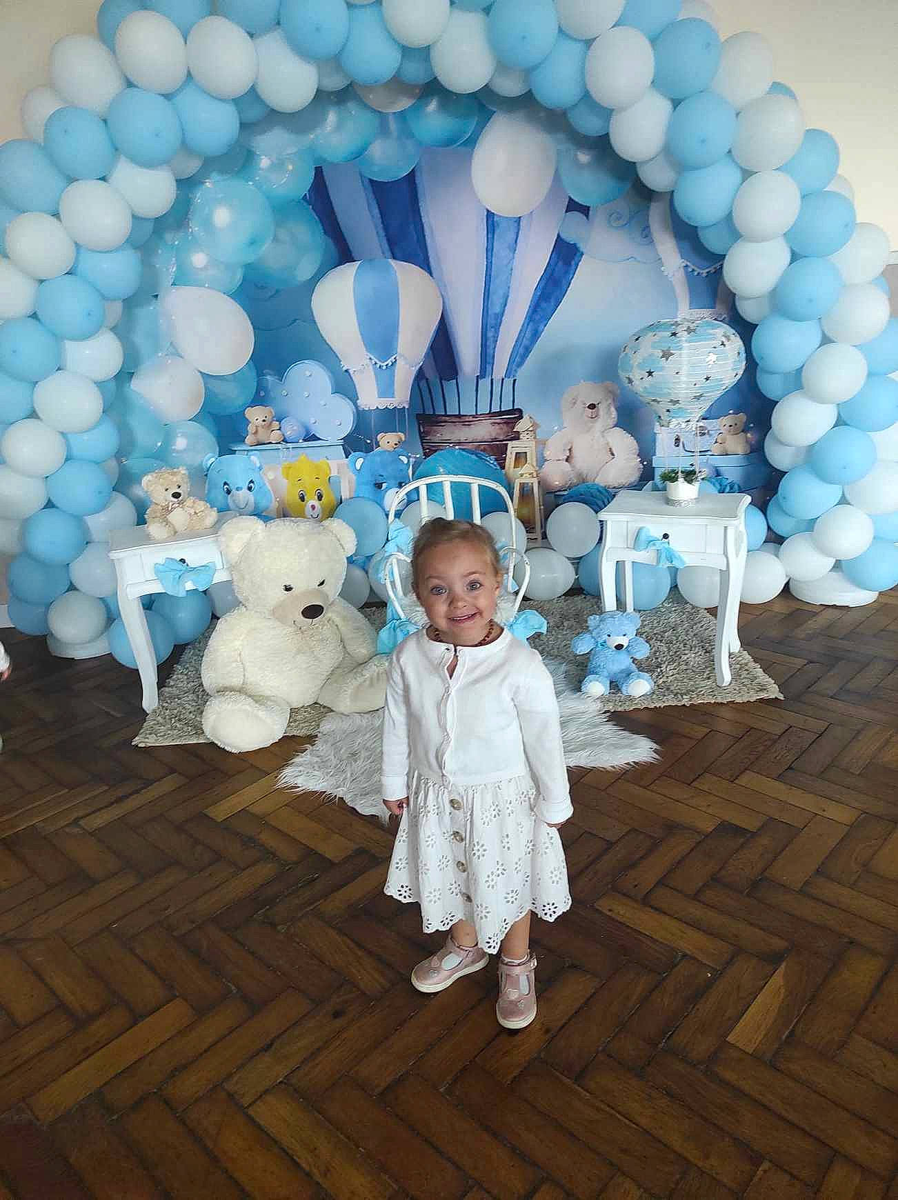 Lana participe au concours pour gagner de l'argent avec cette photo : arch, balloon, ceremony, child, decoration, event, flooring, fun, function_hall, happy, hardwood, inflatable, joy, party, party_supply, person, recreation, room, toddler, toy