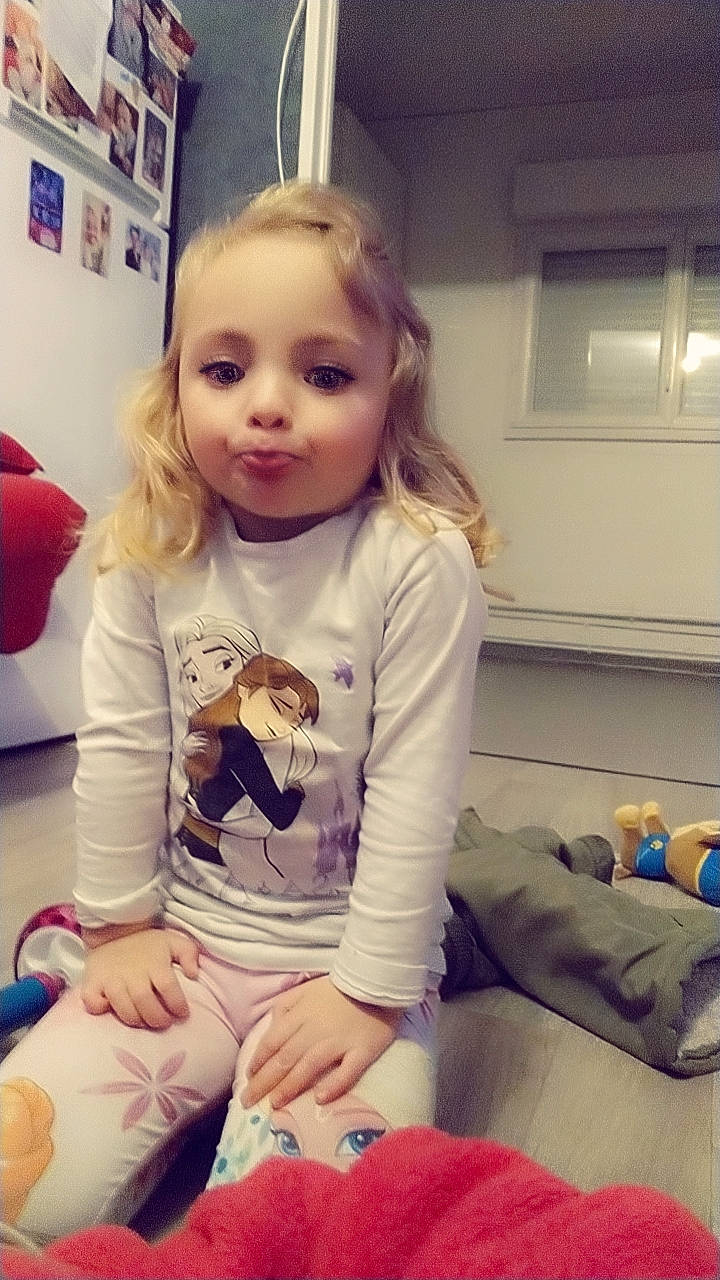 Lana a rejoint le concours — aidez-le/la à gagner de superbes lots ! baby_toddler_clothing, blond, cheek, comfort, cool, eyelash, flooring, hair, hairstyle, happy, head, knee, long_hair, person, shoulder, skin, sleeve, sportswear, t_shirt, thigh