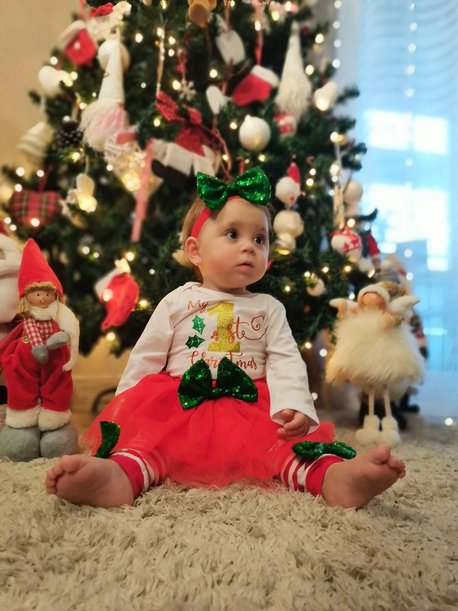 Vladiana a rejoint le concours — aidez-le/la à gagner de superbes lots ! baby_toddler_clothing, child, christmas, christmas_decoration, christmas_eve, christmas_ornament, christmas_tree, conifer, event, evergreen, fun, happy, holiday, holiday_ornament, human_body, ornament, person, plant, toddler, tradition