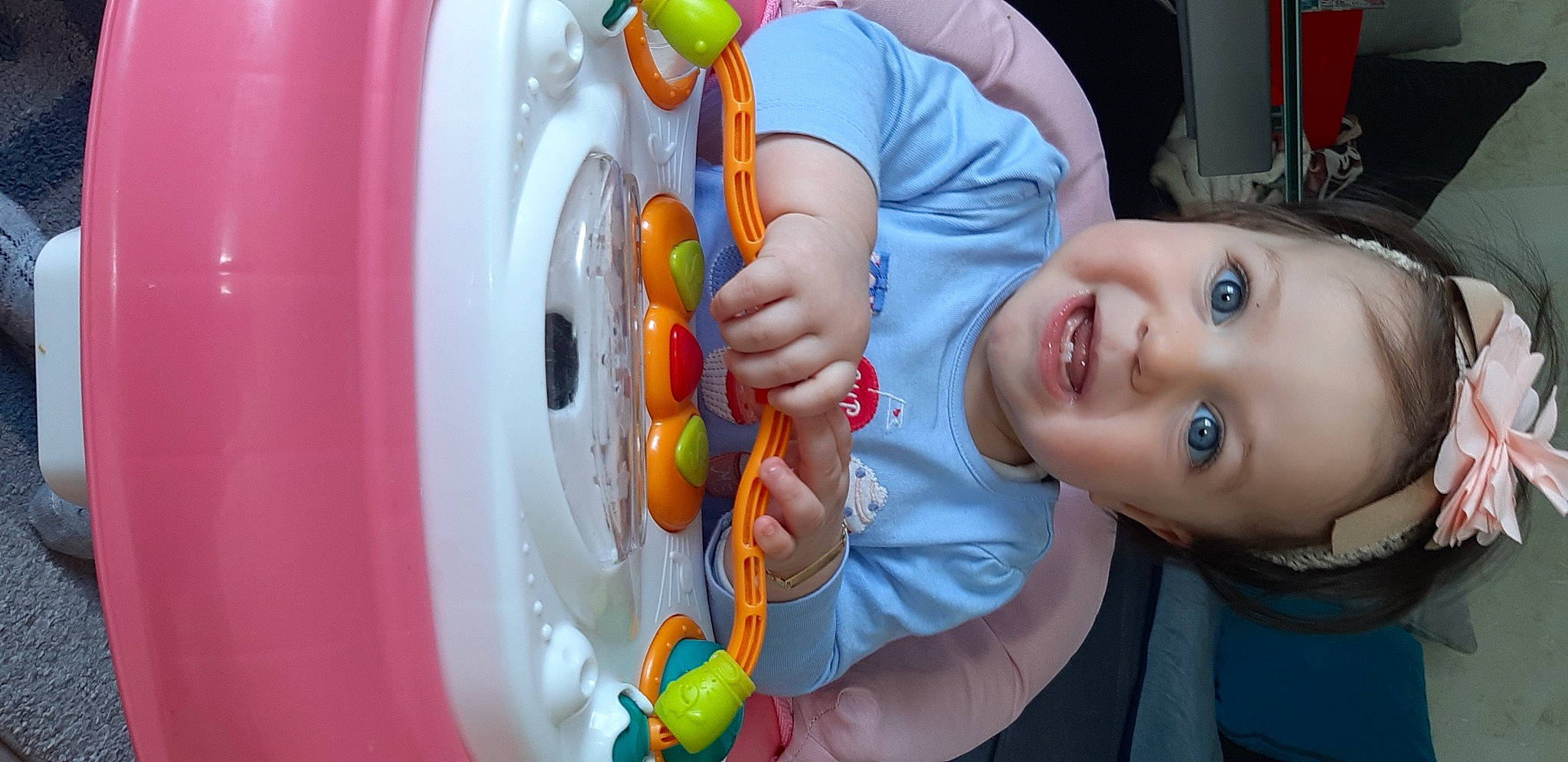 Nour El Houda a rejoint le concours — aidez-le/la à gagner de superbes lots ! arm, baby, baby_playing_with_toys, eye, finger, green, hand, happy, head, iris, orange, organ, person, photograph, product, skin, smile, toddler, toy, water