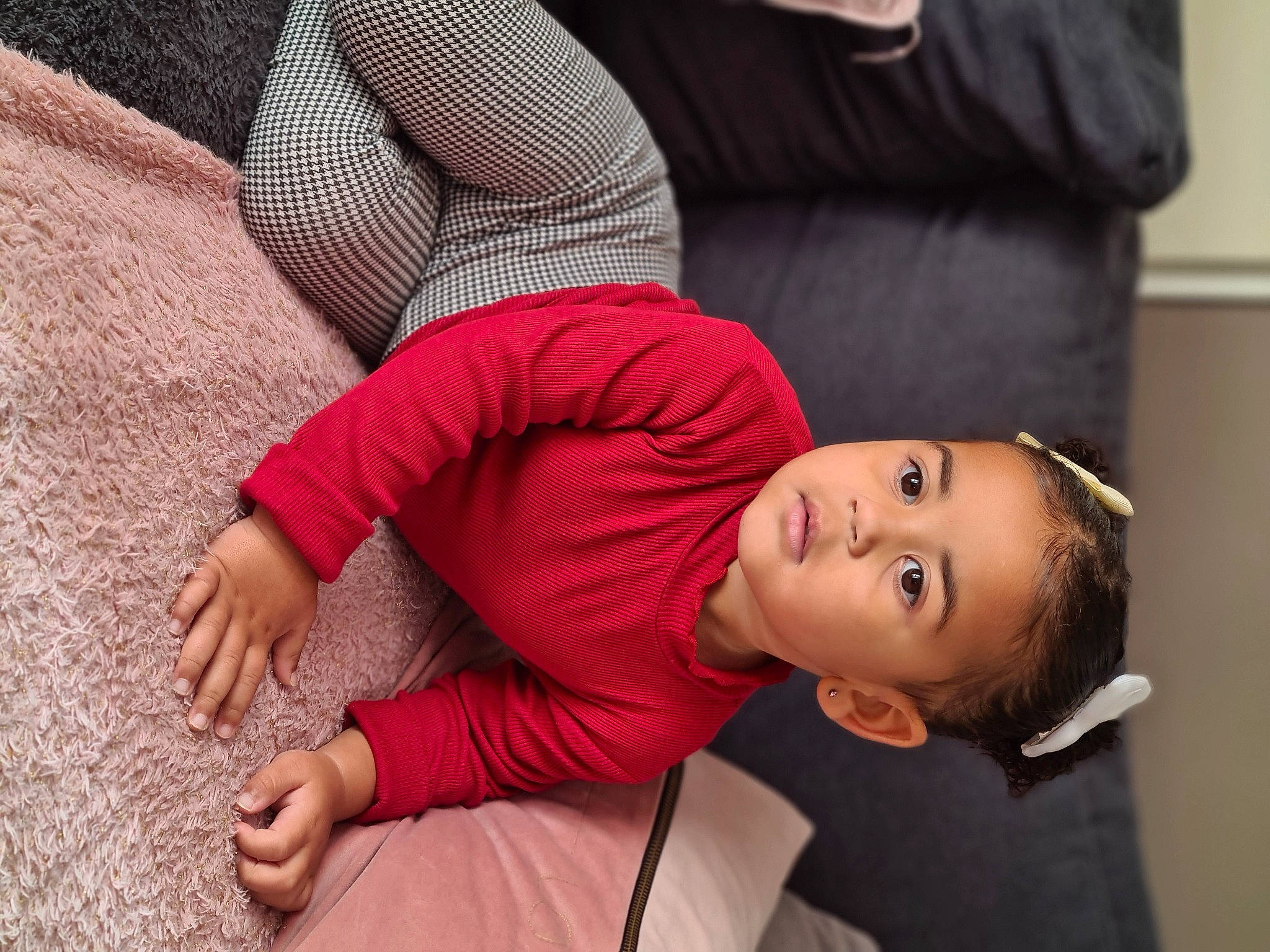 Juliana participe au concours pour gagner de l'argent avec cette photo : comfort, elbow, eyelash, finger, flooring, gesture, happy, human_body, human_leg, joint, knee, neck, person, red, shoulder, skin, sleeve, t_shirt, textile, thigh