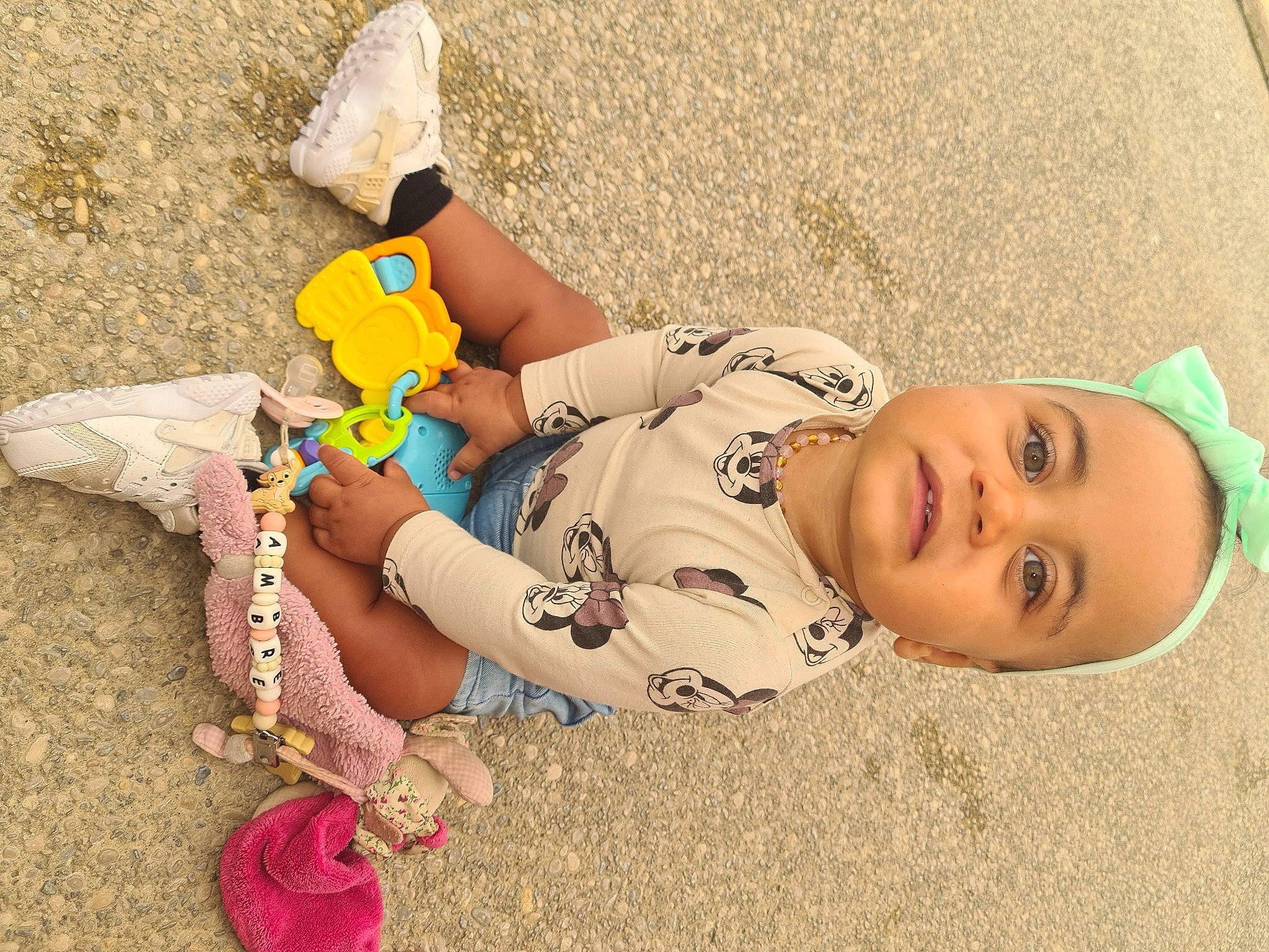 Ambre participe au concours pour gagner de l'argent avec cette photo : baby, child, fun, grass, happy, headgear, human_body, human_leg, joint, landscape, leisure, people_in_nature, person, play, recreation, sand, sitting, smile, soil, toddler