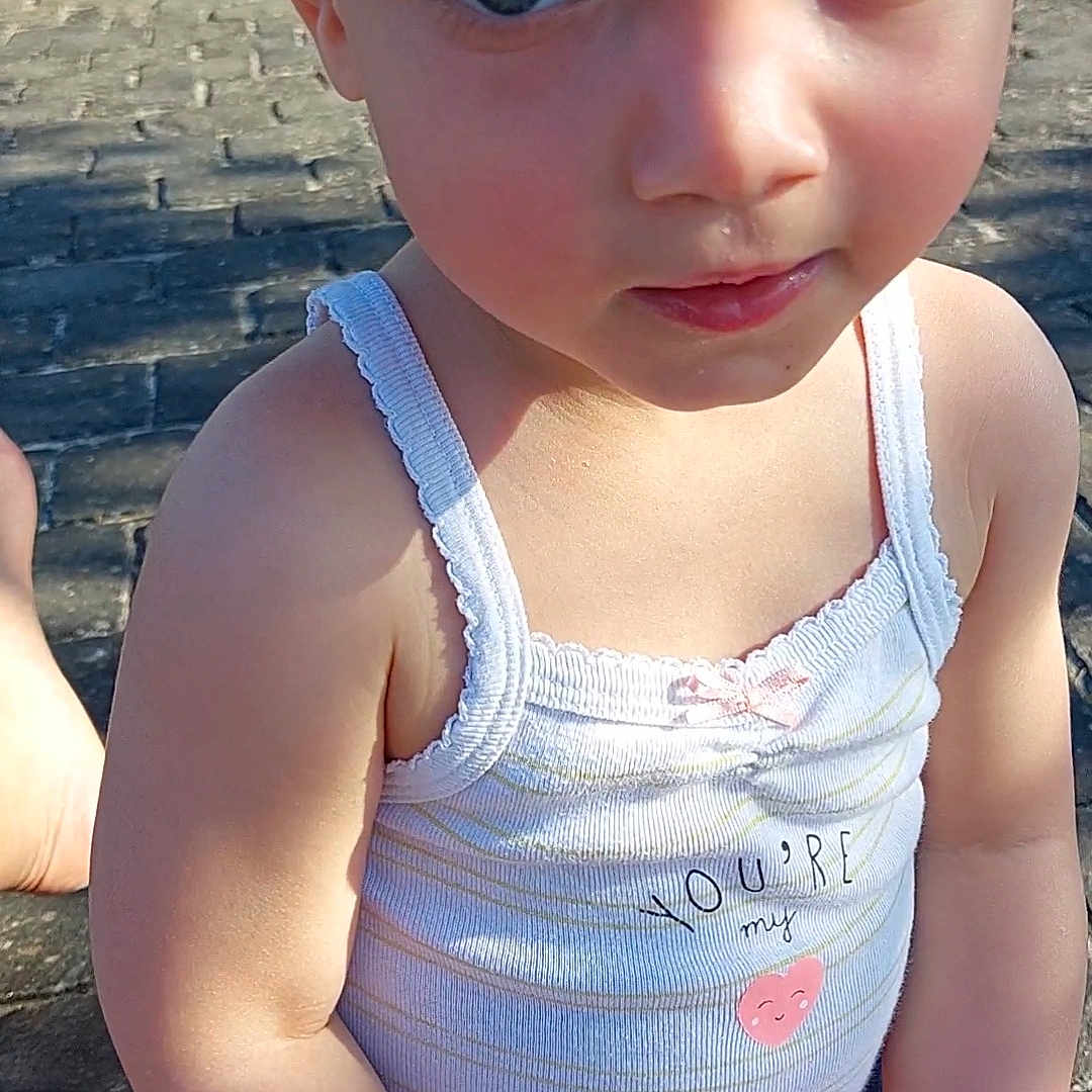 Emily a rejoint le concours — aidez-le/la à gagner de superbes lots ! active_tank, azure, baby_toddler_clothing, blue, cheek, chin, eye, eyebrow, eyelash, hairstyle, joint, lip, muscle, neck, nose, organ, shoulder, skin, sleeve, white