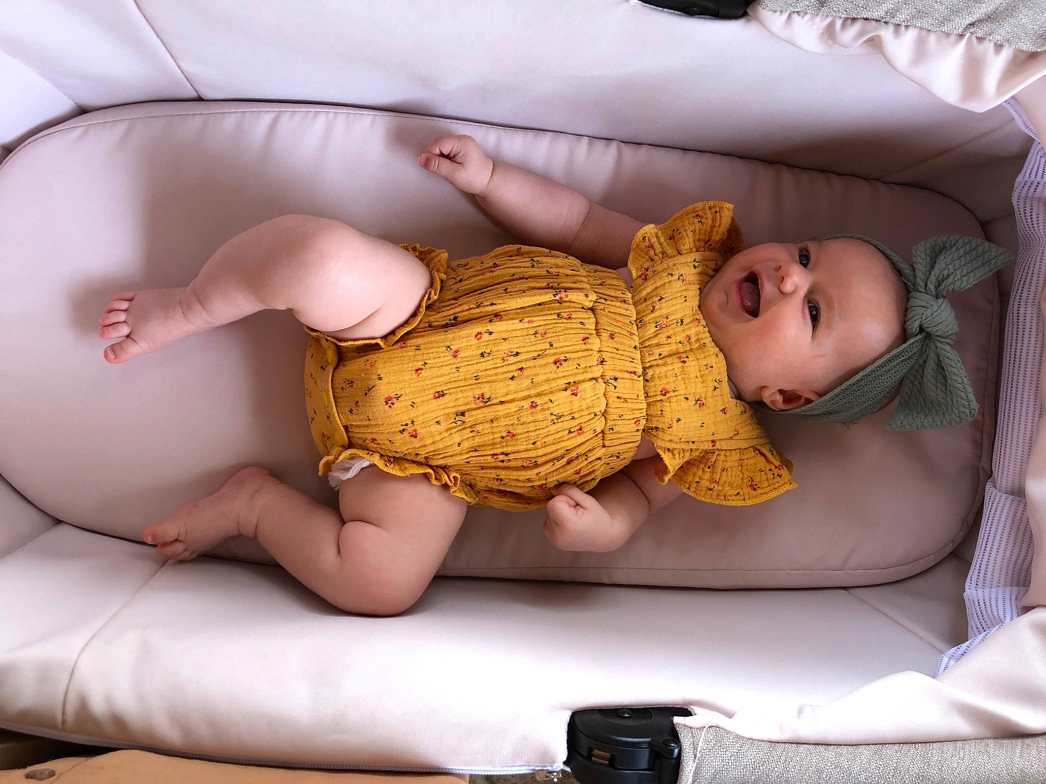 Alice a rejoint le concours — aidez-le/la à gagner de superbes lots ! abdomen, arm, baby, baby_sleeping, bed, bedding, chair, child, comfort, doll, human_body, human_leg, joint, linens, person, room, skin, thigh, thumb, toy