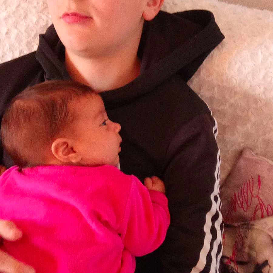 Lucciano a rejoint le concours — aidez-le/la à gagner de superbes lots ! accessories, baby, bed, bedroom, clothing, coat, couch, face, furniture, glasses, head, indoors, jacket, newborn, people, person, photography, portrait, room, t_shirt