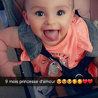 Lyzia participe au concours pour gagner de l'argent avec cette photo : arm, baby, baby_toddler_clothing, cheek, cloud, ear, eyelash, facial_expression, finger, hand, happy, iris, lip, mouth, nose, organ, person, skin, sleeve, smile