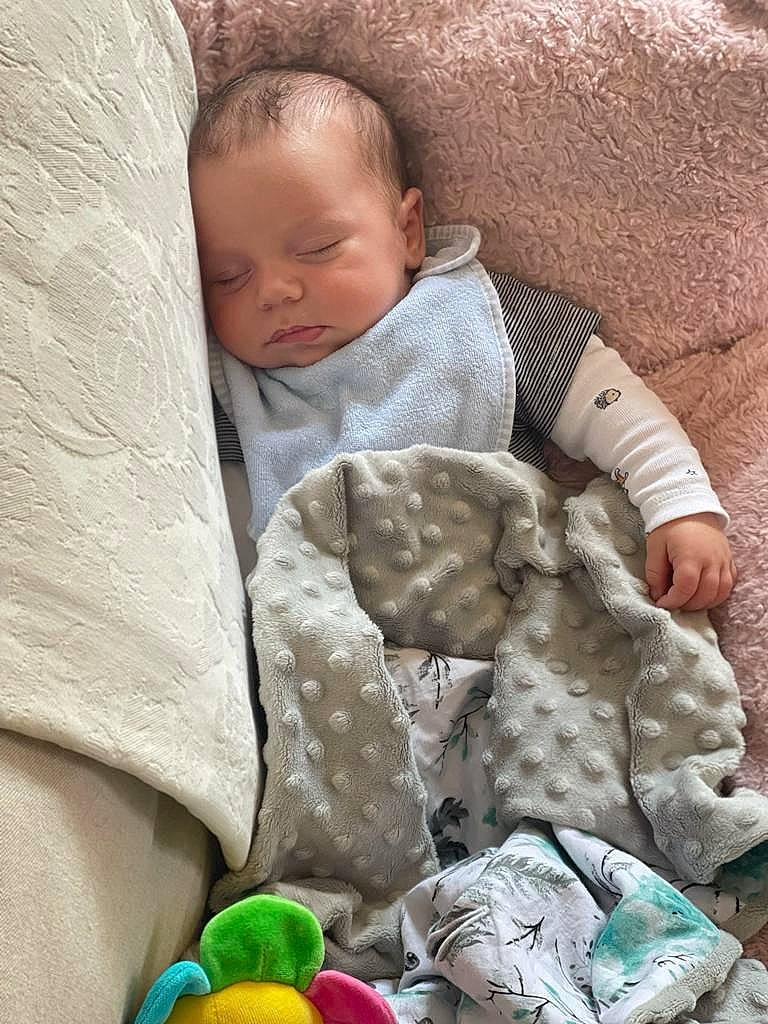 Julyan participe au concours pour gagner de l'argent avec cette photo : baby, baby_products, baby_sleeping, baby_toddler_clothing, baby_toys, bedding, bedtime, child, comfort, green, linens, nap, pattern, people, person, photograph, product, room, textile, toddler