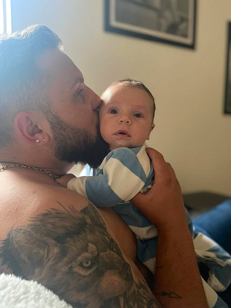 Julyan participe au concours pour gagner de l'argent avec cette photo : abdomen, baby, cheek, chest, child, comfort, ear, facial_expression, finger, fun, gesture, happy, interaction, iris, mouth, nose, person, picture_frame, skin, toddler