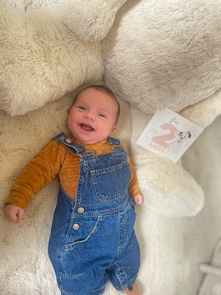 Julyan a rejoint le concours — aidez-le/la à gagner de superbes lots ! baby, baby_toddler_clothing, bedding, child, comfort, eye, flooring, happy, head, linens, nose, pattern, person, product, skin, sleeve, smile, textile, toddler, white