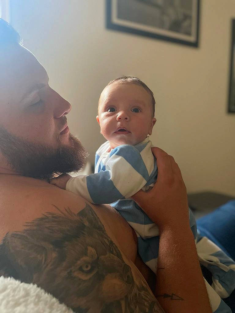 Julyan a rejoint le concours — aidez-le/la à gagner de superbes lots ! arm, azure, comfort, eye, facial_expression, gesture, hand, happy, human, human_body, interaction, iris, mammal, mouth, muscle, neck, person, picture_frame, shoulder, skin