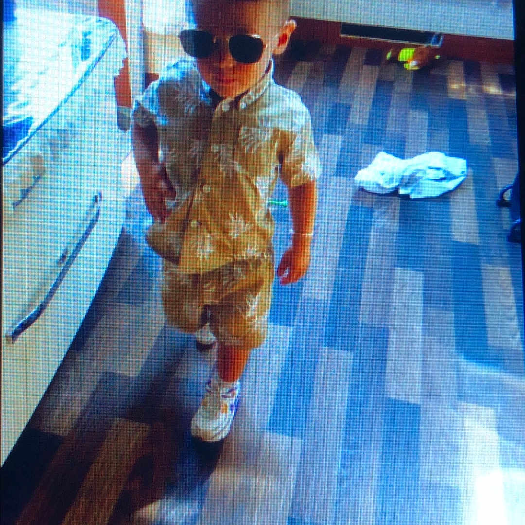 Smeyton a rejoint le concours — aidez-le/la à gagner de superbes lots ! boy, casual, child, clothing, confident, flooring, footwear, hand_on_hip, household, indoor, patterned_clothing, playful, shirt, short_sleeves, shorts, standing, sunglasses, toy, wooden_floor, young_child