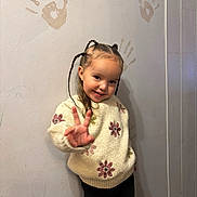Giulia participe au concours pour gagner de l'argent avec cette photo : braids, casual, child, cozy, cute, decor, fashion, girl, handprints, happy, indoor, peace_sign, person, playful, portrait, smile, standing, sweater, wall, youth