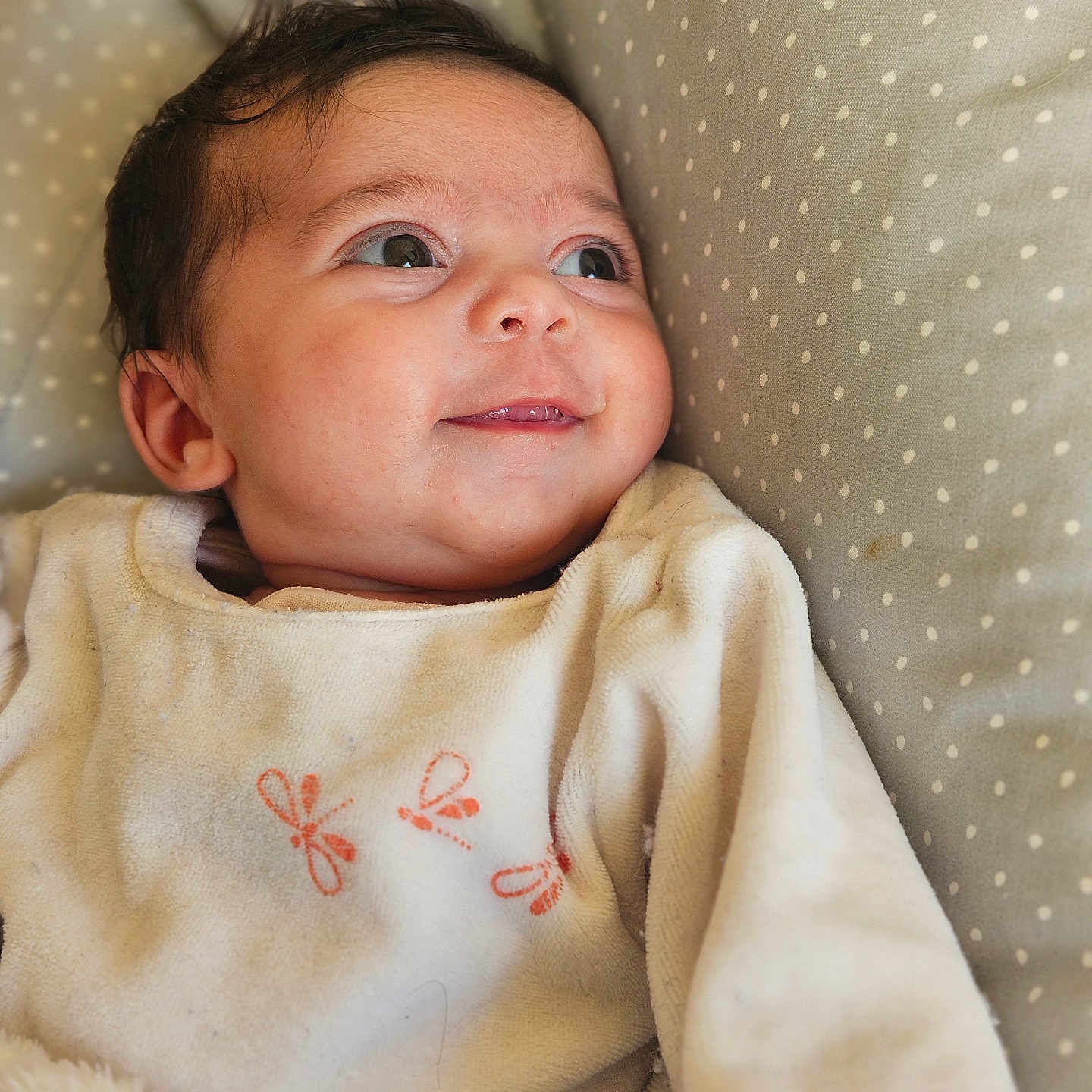 Alméa participe au concours pour gagner de l'argent avec cette photo : baby, child, clothing, cushion, cute, expression, eyes, face, head, indoors, infant, lying_down, polka_dot, portrait, skin, sleepwear, smile, soft, warm, young