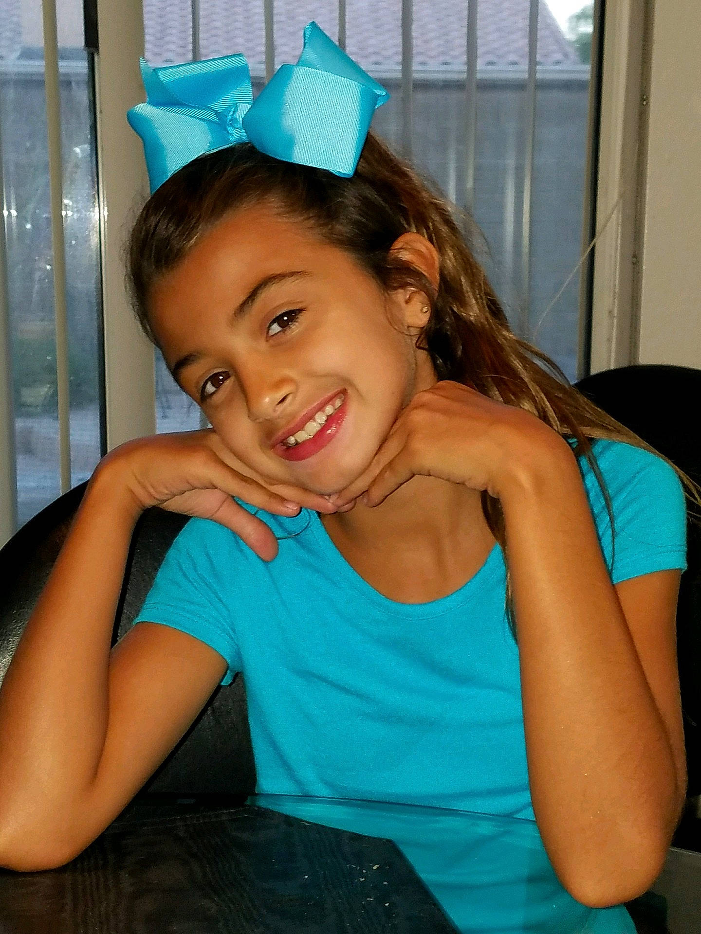 Santana is registered to the contest to win money with this photo: abdomen, beauty, black_hair, brown_hair, eye, fun, girl, hair, hairstyle, happiness, headgear, human_hair_color, joy, leg, long_hair, mouth, organ, person, shoulder, sitting