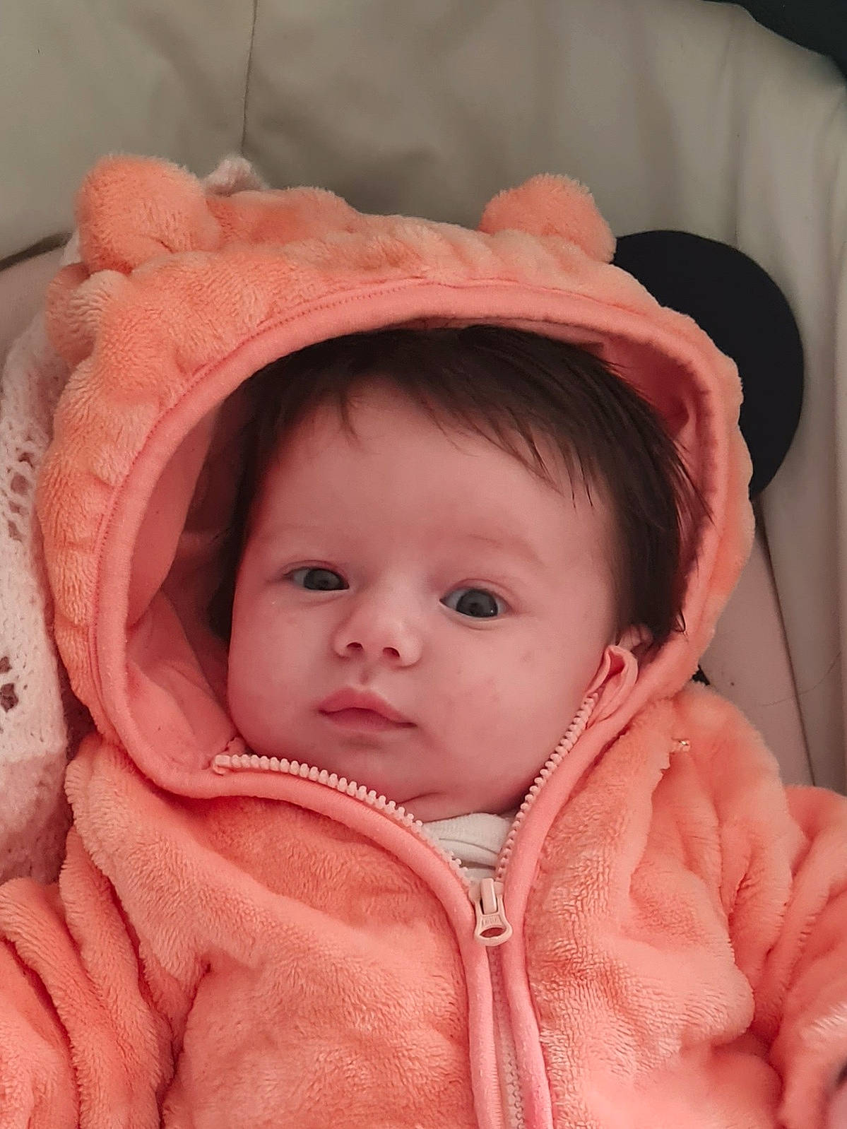 Lana a rejoint le concours — aidez-le/la à gagner de superbes lots ! baby, baby_toddler_clothing, cap, cheek, child, chin, comfort, eye, eyebrow, face, head, iris, jacket, lip, nose, outerwear, person, pink, skin, sleeve