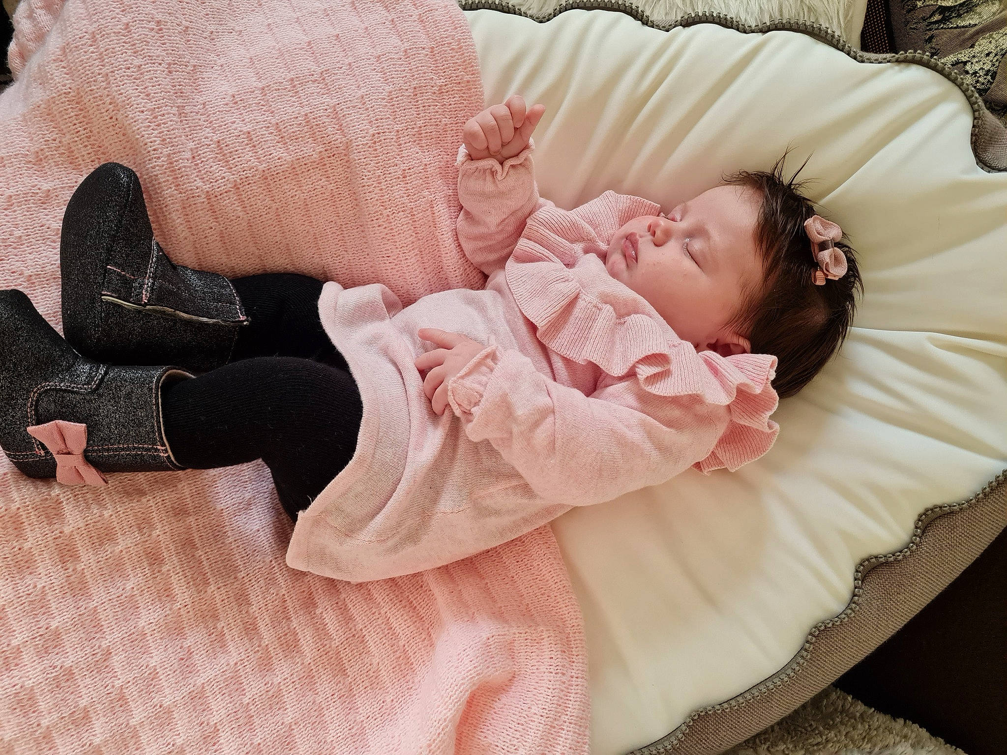 Lana a rejoint le concours — aidez-le/la à gagner de superbes lots ! arm, baby, baby_sleeping, baby_toddler_clothing, bedding, bedtime, child, comfort, flooring, foot, hand, human_body, human_leg, leg, linens, person, pink, skin, sleeve, textile