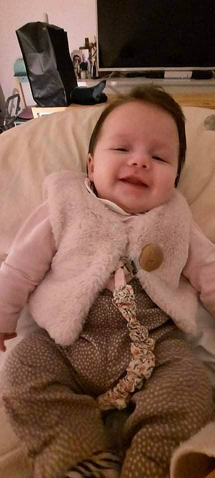 Lana a rejoint le concours — aidez-le/la à gagner de superbes lots ! baby, baby_toddler_clothing, cheek, child, comfort, ear, face, finger, fur, fur_clothing, happy, head, iris, linens, nose, person, skin, sleeve, smile, textile