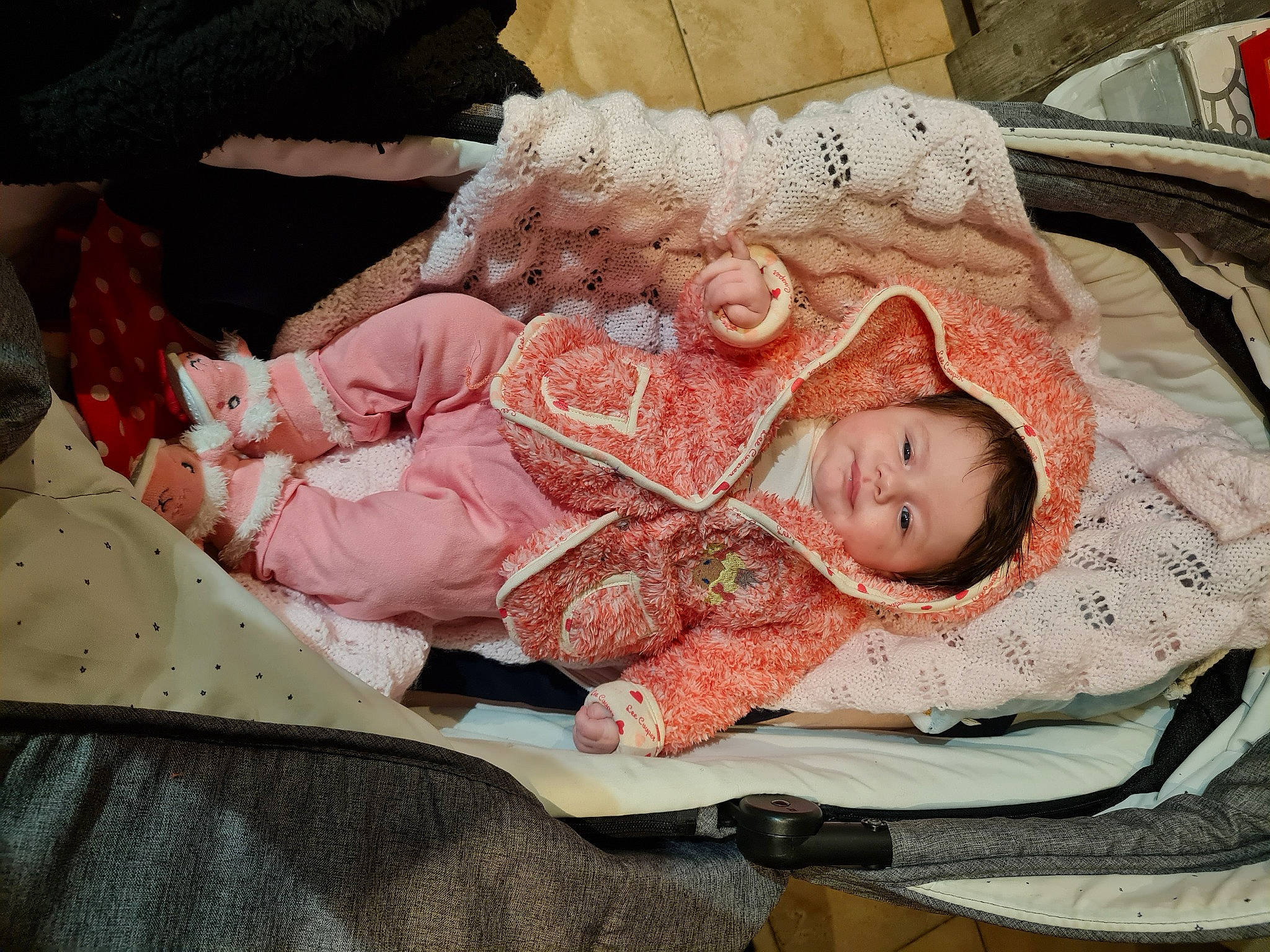 Lana participe au concours pour gagner de l'argent avec cette photo : baby, baby_carriage, baby_products, baby_safety, baby_sleeping, baby_toddler_clothing, bedding, cheek, child, comfort, eye, head, infant_bed, linens, pattern, peach, person, pink, skin, sleeve