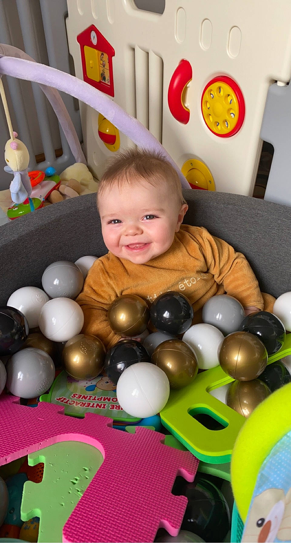 Hugo participe au concours pour gagner de l'argent avec cette photo : baby_products, ball, blue, event, eye, fun, grass, green, head, joy, party_supply, people, person, product, recreation, room, sitting, smile, toy, vertebrate