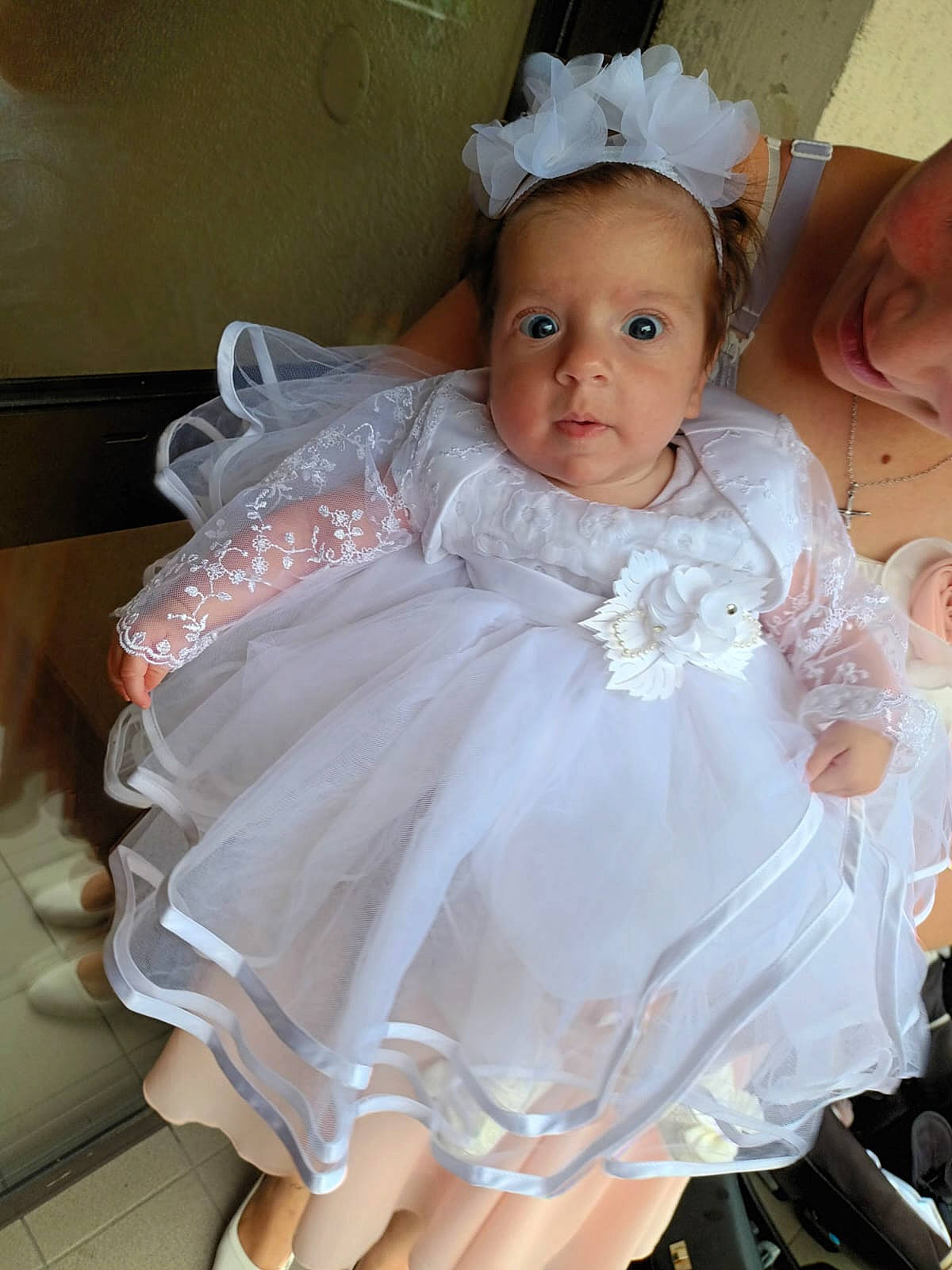 Maëly a rejoint le concours — aidez-le/la à gagner de superbes lots ! baby, baby_toddler_clothing, bridal_accessory, costume_hat, day_dress, dress, embellishment, flash_photography, happy, head, headband, headgear, headpiece, iris, one_piece_garment, person, pink, product, skin, textile