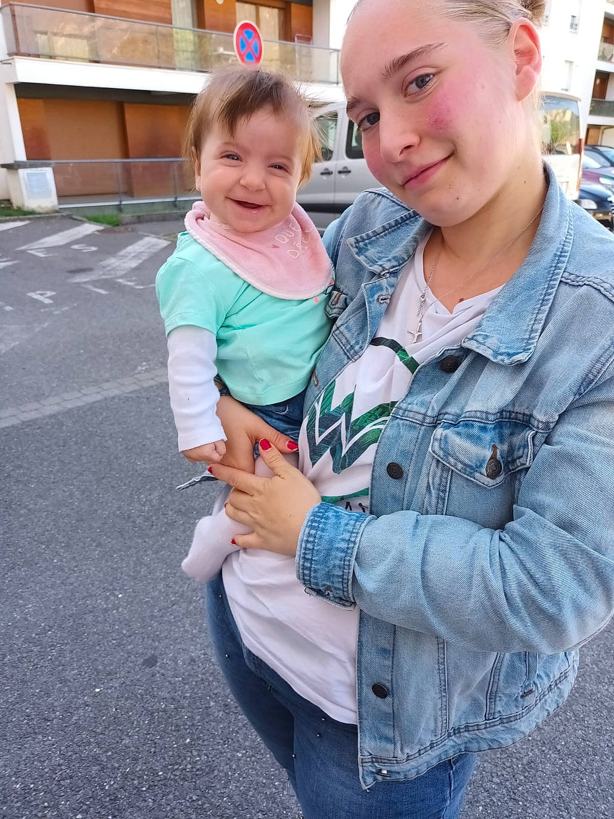 Maëly a rejoint le concours — aidez-le/la à gagner de superbes lots ! asphalt, baby, belt, child, denim, face, fun, gesture, grass, hand, happy, head, joy, person, plant, recreation, road_surface, sleeve, t_shirt, toddler