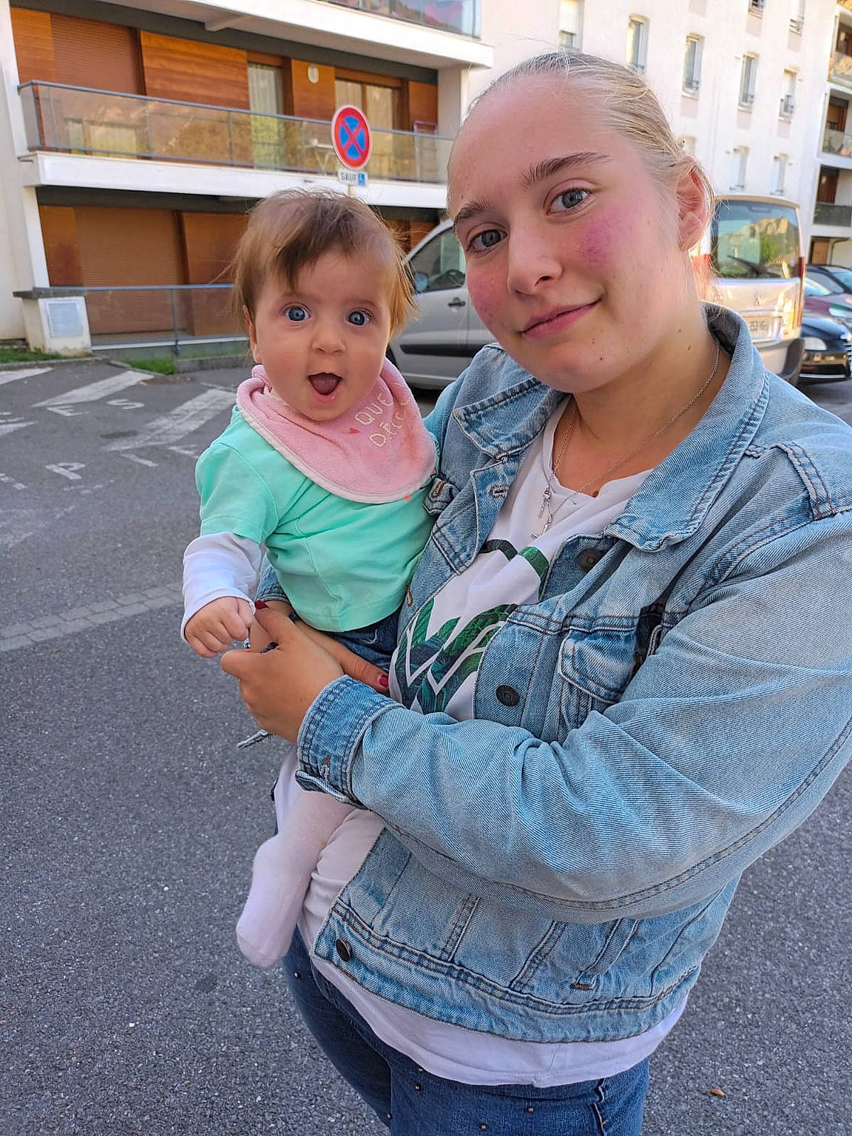 Maëly a rejoint le concours — aidez-le/la à gagner de superbes lots ! baby, child, facial_expression, fun, gesture, grass, hairstyle, happy, interaction, joy, leisure, person, plant, recreation, shoulder, sitting, skin, surprise, t_shirt, toddler