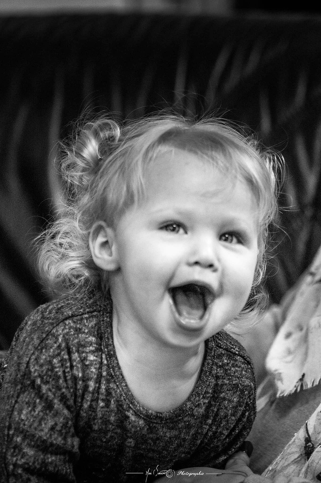 Vic participe au concours pour gagner de l'argent avec cette photo : black, cheek, chin, ear, eyebrow, eyelash, flash_photography, gesture, hair, happy, human_body, iris, lip, mouth, nose, person, photograph, skin, smile, standing