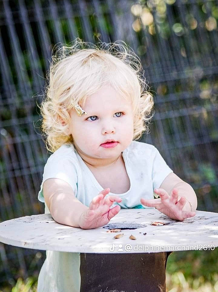 Vic participe au concours pour gagner de l'argent avec cette photo : baby, baby_toddler_clothing, beauty, cheek, child, dress, eye, flash_photography, grass, happy, iris, lip, people, people_in_nature, person, plant, product, skin, summer, toddler