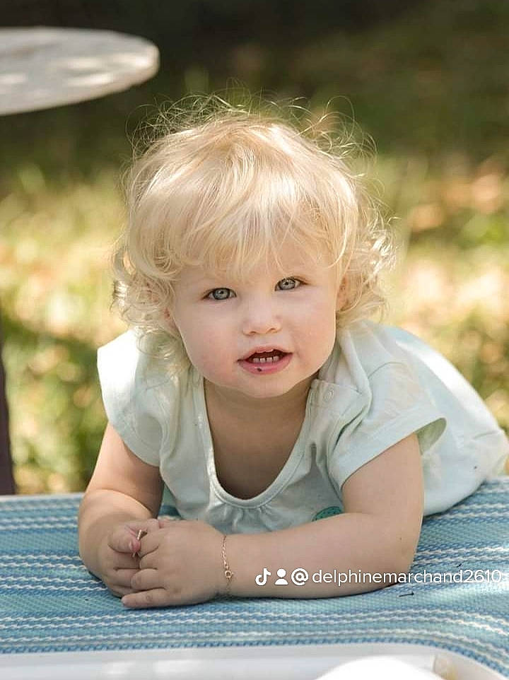 Vic participe au concours pour gagner de l'argent avec cette photo : arm, baby, baby_toddler_clothing, cheek, eye, face, facial_expression, finger, grass, hairstyle, hand, happy, head, iris, light, person, photograph, product, skin, smile