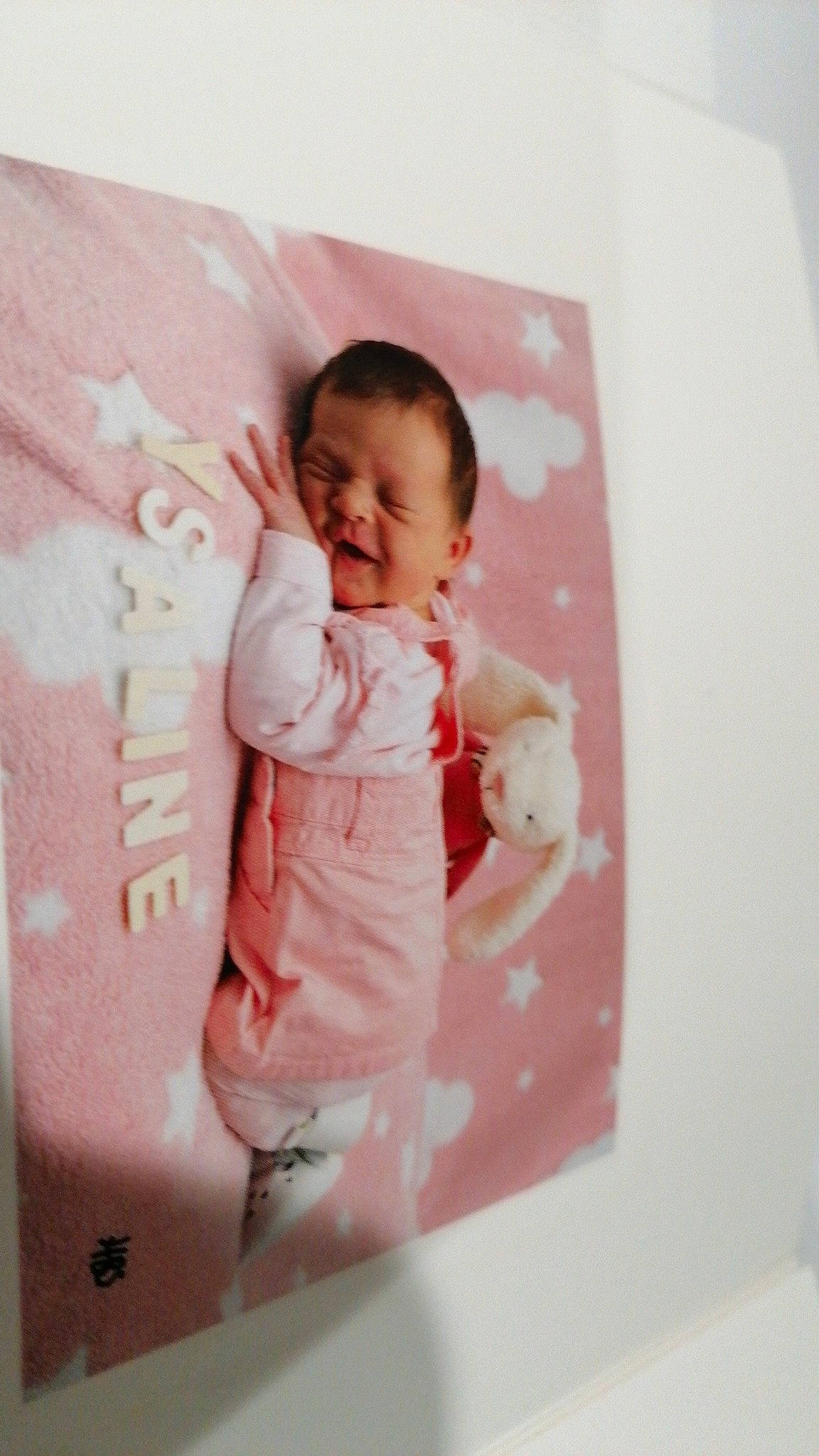 Ysaline participe au concours pour gagner de l'argent avec cette photo : art, baby, baby_toddler_clothing, child, comfort, gesture, happy, linens, magenta, pattern, peach, person, pink, product, room, sleeve, t_shirt, textile, toddler