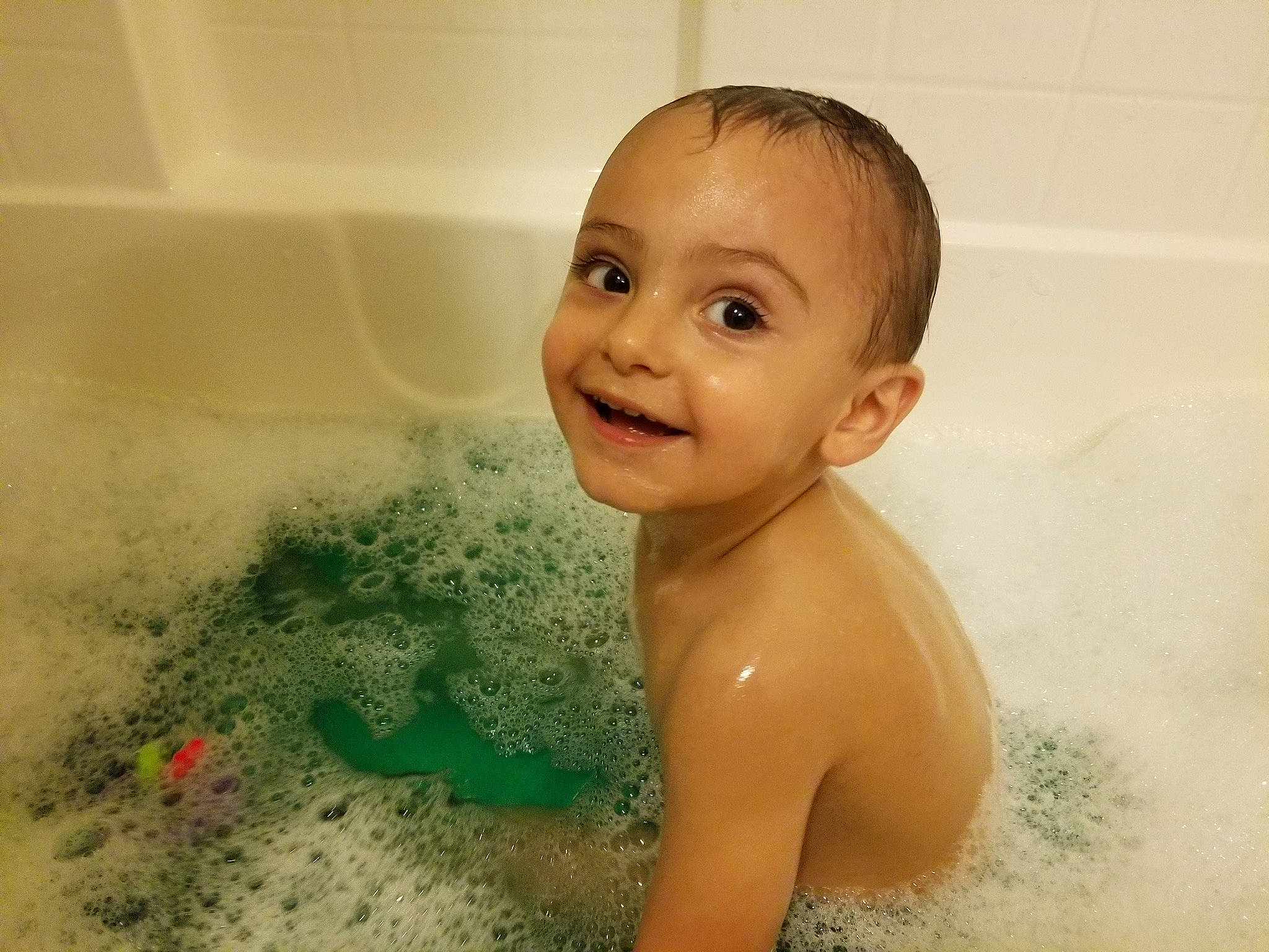 Karter is registered to the contest to win money with this photo: baby, baby_bathing, bathing, bathtub, cheek, chest, child, ear, eye, face, facial_expression, forehead, fun, happy, head, joy, nose, person, plumbing_fixture, skin