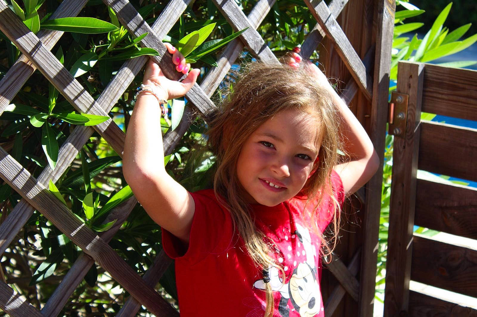 Mya participe au concours pour gagner de l'argent avec cette photo : botany, fawn, fun, joy, leisure, long_hair, person, smile