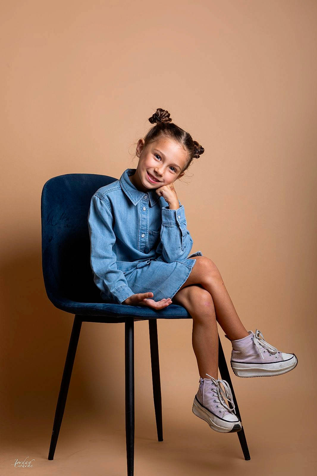 Nessa a rejoint le concours — aidez-le/la à gagner de superbes lots ! chair, child, comfort, denim, electric_blue, eyewear, face, fashion, fashion_design, flash_photography, foot, furniture, human_leg, joy, knee, leg, person, sitting, sleeve, smile