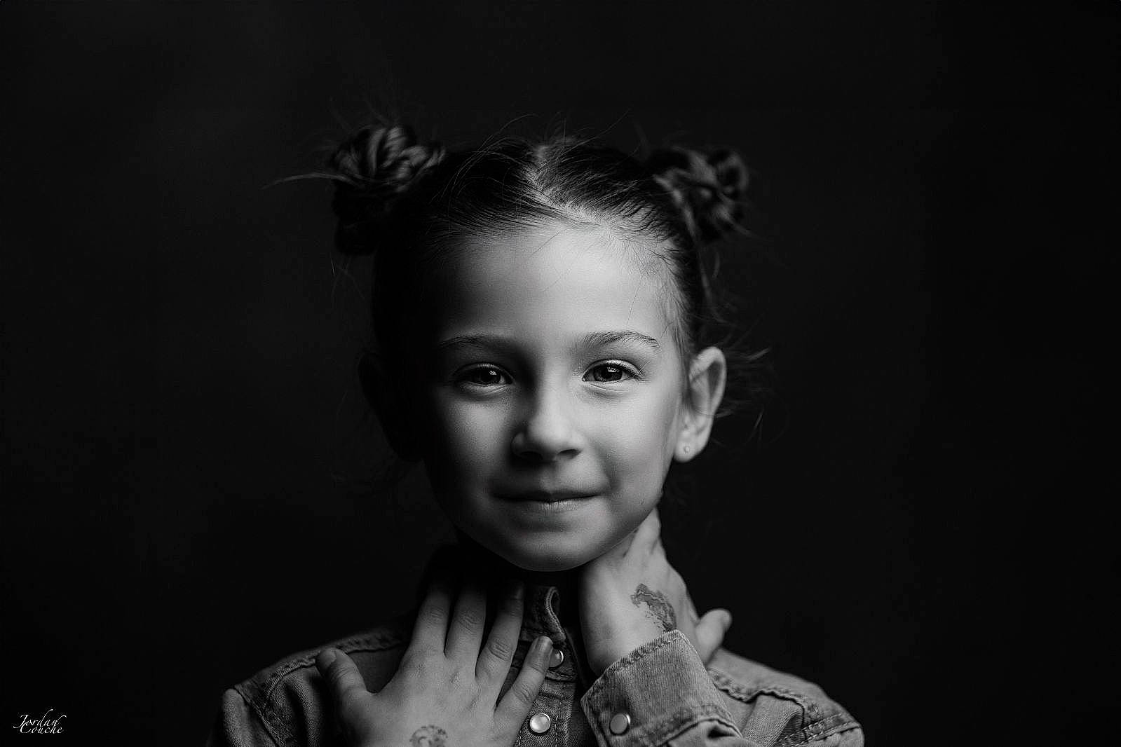 Nessa participe au concours pour gagner de l'argent avec cette photo : black_hair, bun, cheek, child, chin, collar, darkness, eyebrow, eyelash, flash_photography, happy, iris, jewellery, joy, lip, monochrome, monochrome_photography, person, portrait_photography, smile