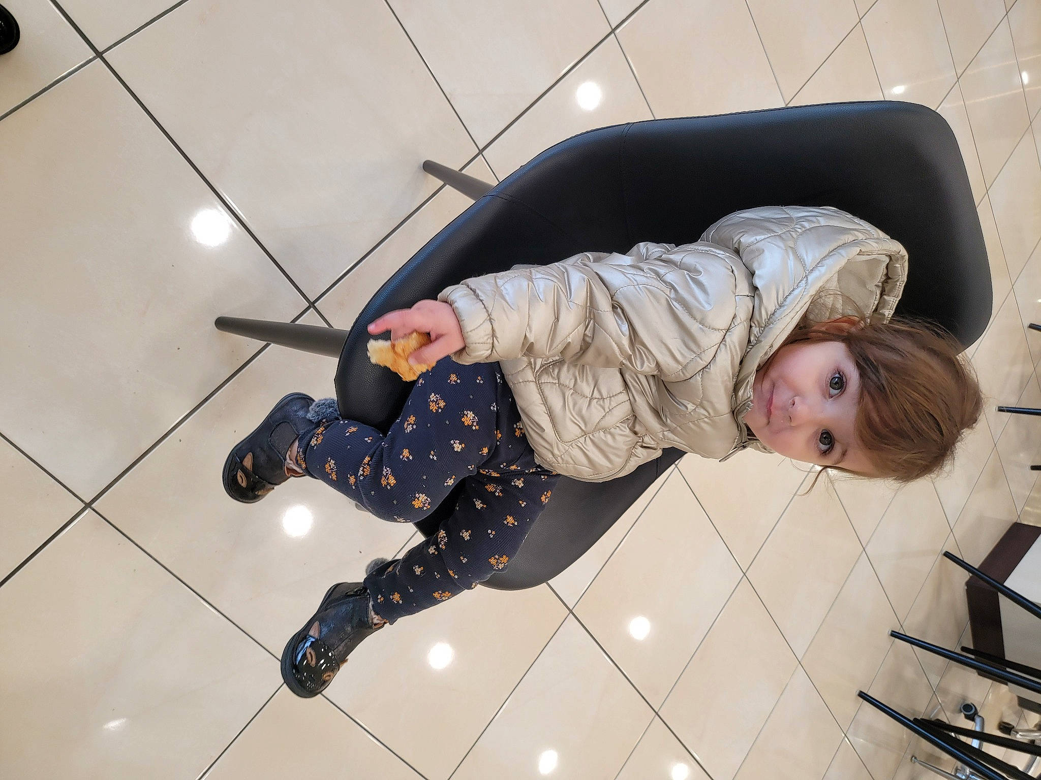 Alba a rejoint le concours — aidez-le/la à gagner de superbes lots ! boot, child, comfort, flooring, fun, human_leg, knee, leg, outdoor_shoe, pattern, person, recreation, rope, shoe, sitting, sneakers, thigh, toddler, wood