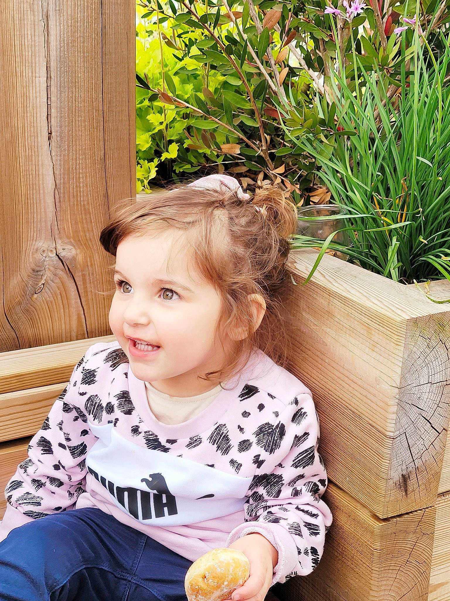 Alba a rejoint le concours — aidez-le/la à gagner de superbes lots ! baby_toddler_clothing, cool, eye, fawn, flower, grass, hair, happy, head, leaf, leisure, morning, people_in_nature, person, plant, skin, sleeve, smile, summer, toddler