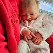 Ayana a rejoint le concours — aidez-le/la à gagner de superbes lots ! newborn, baby, infant, sleeping, cuddle, adult_beard, sweater, knitwear, hand, fingers, closeup, portrait, indoor, window, soft_lighting, cozy, parent, peaceful, pink_clothing, holding