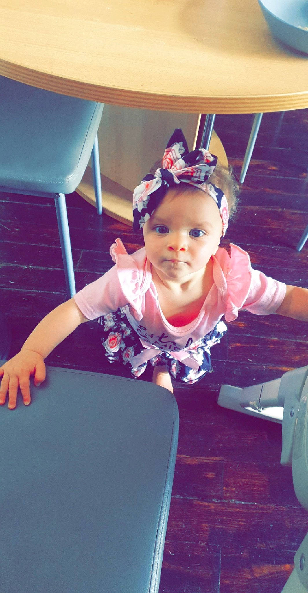 Lilyana a rejoint le concours — aidez-le/la à gagner de superbes lots ! baby_toddler_clothing, chair, child, electric_blue, event, fashion_accessory, flooring, fun, happy, headband, headpiece, leisure, magenta, person, play, purple, room, sitting, table, toddler