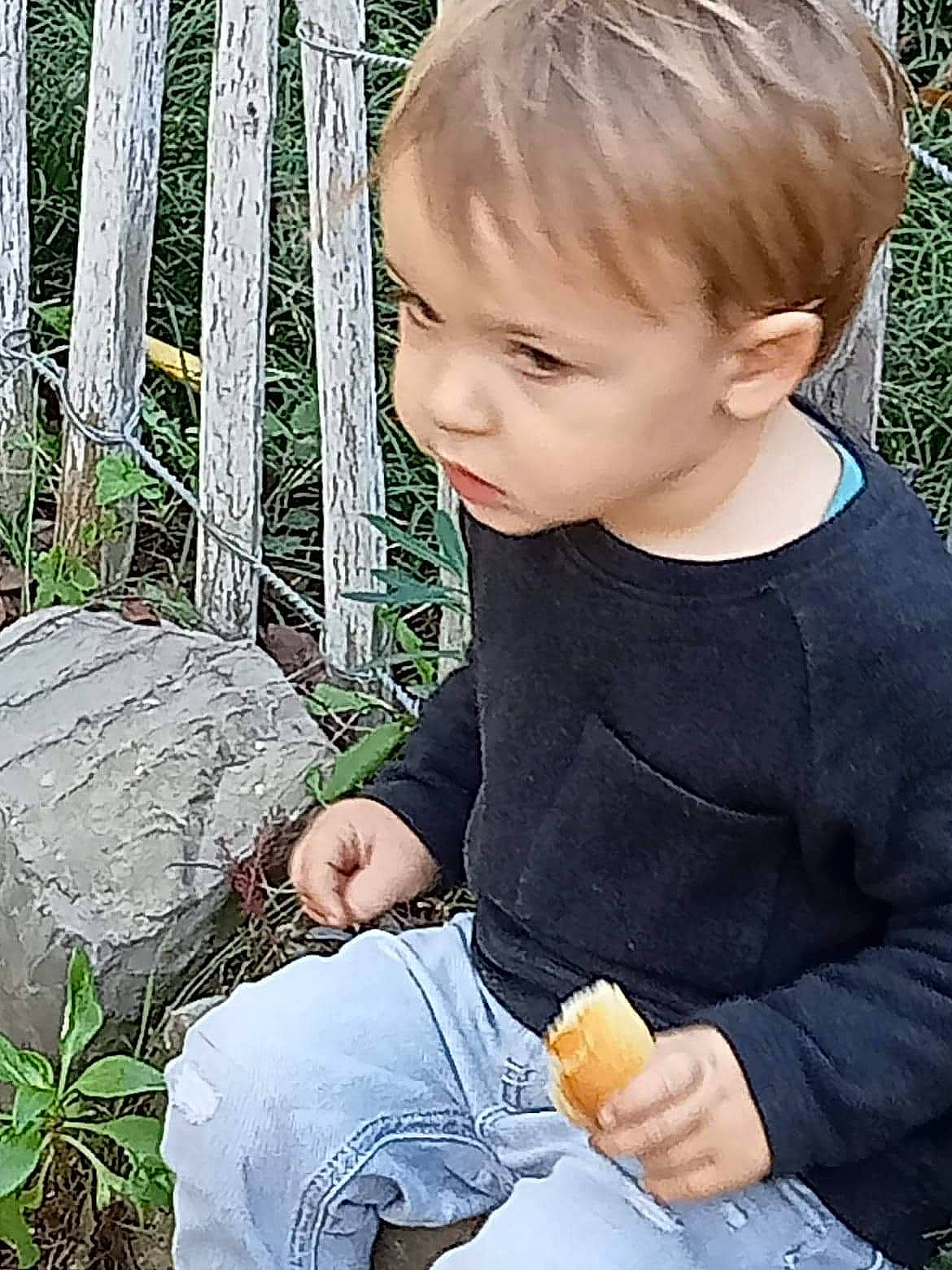 Milan a rejoint le concours — aidez-le/la à gagner de superbes lots ! baby, baby_toddler_clothing, blond, child, comfort_food, curtain, finger, food, grass, hand, people_in_nature, person, plant, play, sitting, t_shirt, terrestrial_plant, thumb, toddler, vacation