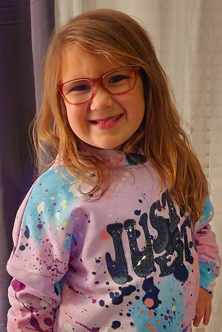 Elora is registered to the contest to win money with this photo: beauty, blond, brown_hair, cheek, cool, eyelash, eyewear, glasses, hair, joint, joy, long_hair, mammal, neck, pattern, person, shoulder, sleeve, smile, t_shirt