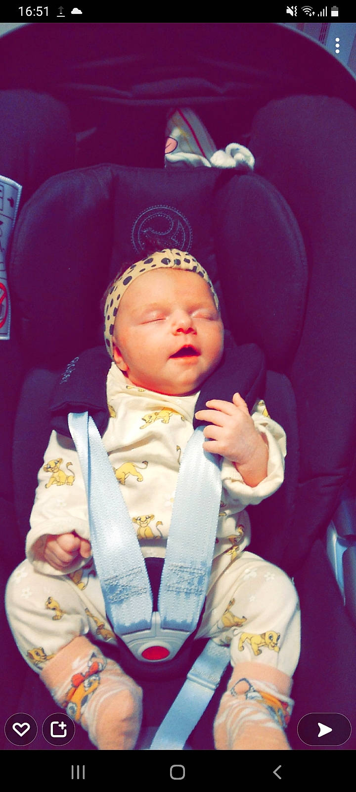 Sélèna participe au concours pour gagner de l'argent avec cette photo : baby, baby_products, baby_toddler_clothing, car_seat, chair, cheek, child, comfort, event, formal_wear, fun, happy, magenta, person, sitting, skin, suit, thumb, tie, toddler