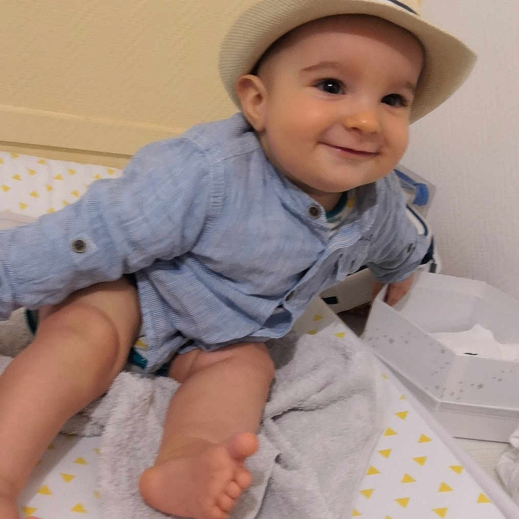 Djiano participe au concours pour gagner de l'argent avec cette photo : baby, baby_toddler_clothing, child, headgear, headwear, joy, person, skin, sleeve, smile, toddler