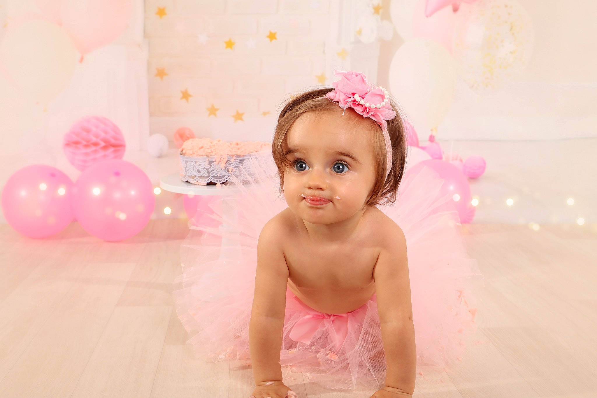 Zoe participe au concours pour gagner de l'argent avec cette photo : baby, baby_toddler_clothing, balloon, bathing, beauty, bridal_accessory, child, event, fashion_accessory, flash_photography, flooring, fun, hair_accessory, happy, headpiece, magenta, party_supply, person, pink, room