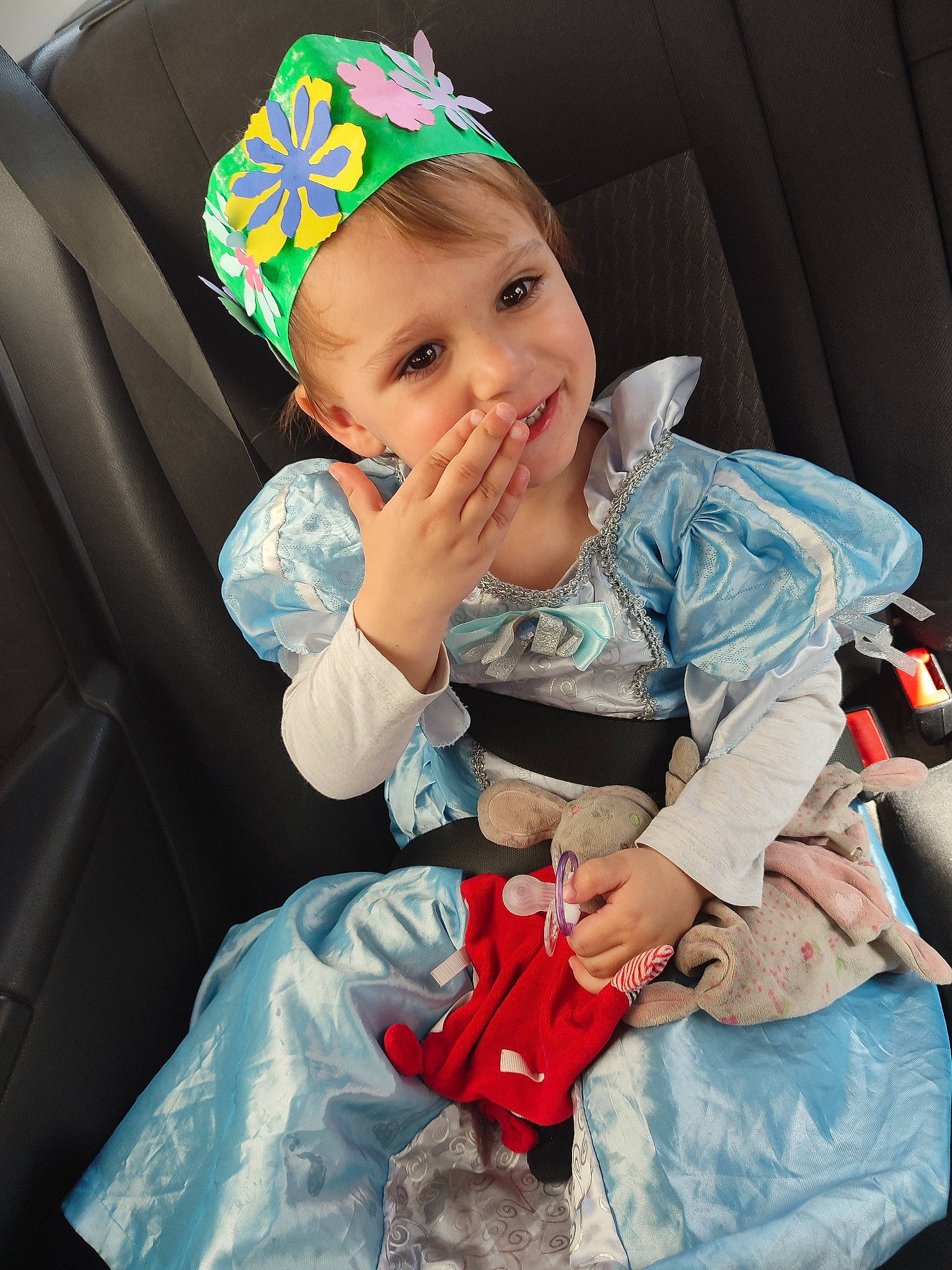 Myla a rejoint le concours — aidez-le/la à gagner de superbes lots ! auto_part, baby, baby_carriage, baby_products, baby_toddler_clothing, cap, car_seat, child, comfort, costume_hat, electric_blue, fashion_accessory, finger, fun, happy, hat, person, sitting, skin, thumb