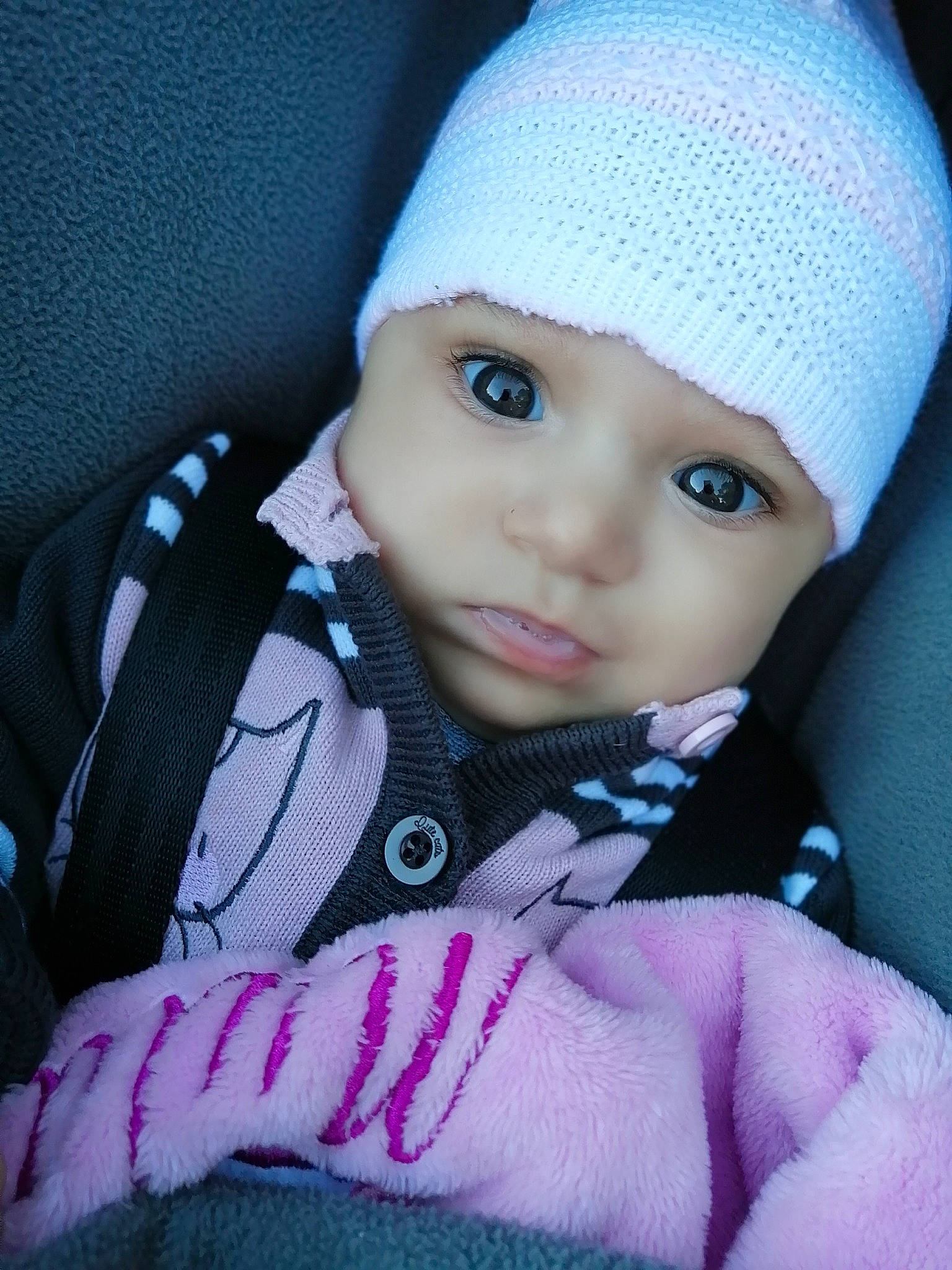 Myla a rejoint le concours — aidez-le/la à gagner de superbes lots ! baby, beanie, bonnet, cheek, child, cool, eye, eyebrow, face, head, headgear, headwear, knit_cap, knitting, lip, person, pink, skin, toddler