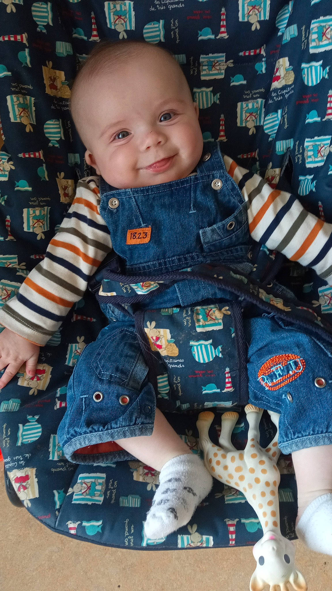 Inès a rejoint le concours — aidez-le/la à gagner de superbes lots ! baby, baby_toddler_clothing, bag, cheek, child, cool, denim, electric_blue, face, happy, head, pattern, person, shorts, sitting, sleeve, smile, t_shirt, textile, thigh