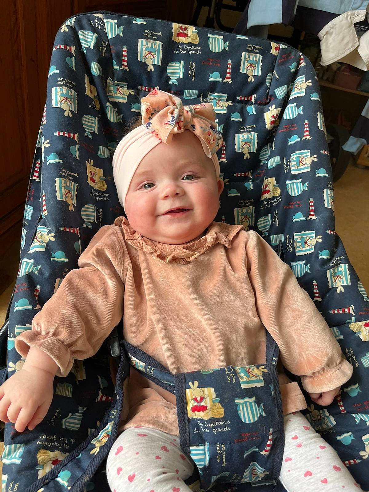 Inès a rejoint le concours — aidez-le/la à gagner de superbes lots ! baby, baby_carriage, baby_laughing, baby_products, baby_toddler_clothing, cheek, child, face, fun, happy, headwear, joy, pattern, people, person, personal_protective_equipment, product, sitting, skin, sleeve