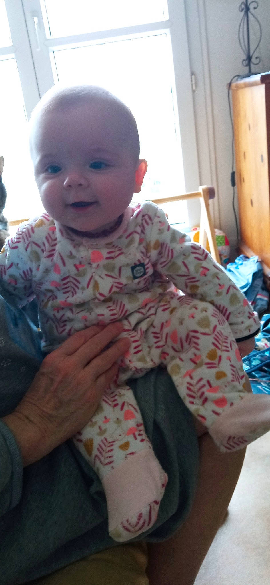 Inès participe au concours pour gagner de l'argent avec cette photo : baby, baby_toddler_clothing, cheek, chin, comfort, eye, finger, gesture, happy, head, human_body, iris, lip, mouth, nose, person, skin, sleeve, smile, thumb